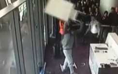 Video: Quan chức Trung Quốc đập máy tính sân bay vì đến muộn