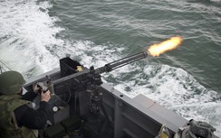 Tàu Iran tiếp cận sát, bị tàu Mỹ bắn cảnh cáo