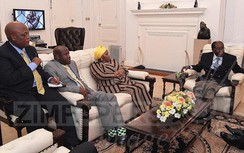 Cận cảnh hình ảnh Tổng thống Zimbabwe sau nhiều ngày bị "giam lỏng"