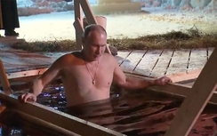 Video ông Putin cởi trần lội xuống nước lạnh giữa thời tiết băng giá