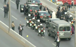 Cận cảnh xe chở Giáo hoàng bị xịt lốp tại Peru