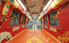 Tàu điện, xe bus rực rỡ sắc đỏ, mừng Tết Mậu Tuất 2018