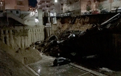 Video miệng hố khổng lồ "nuốt chửng" 6 ô tô tại Rome