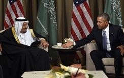 Trợ lý của ông Obama từng được tặng vali lớn chứa đồ quý?