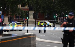 Nóng: Xe điên đâm người đi bộ, lao vào quốc hội Anh