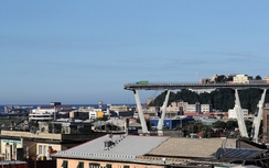 Khoảnh khắc thót tim của tài xế lái chiếc xe "giáp mặt tử thần"