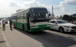 Xe buýt tông xe tải, nhiều hành khách bạt vía