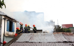 Hơn 100 cảnh sát vật lộn với giặc lửa thiêu rụi 3 ngôi nhà