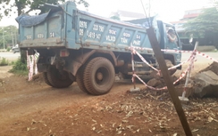 Bình Phước: Vì sao huyện chỉ đạo tháo barie trên đường làng?