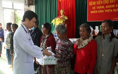 Lên tận rừng sâu khám bệnh, phát quà cho đồng bào Tây Nguyên