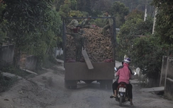 Cận cảnh xe quá tải "xé nát" đường vào Đắk Nhoong