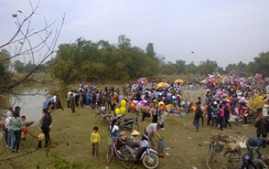 Đầu năm đi chợ "choảng nhau" để... cầu may