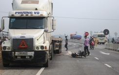 Sang đường không quan sát, người đàn ông bị xe container tông chết