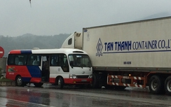 Xe khách bị container tông ngang hông, 10 người thoát chết