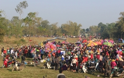 Đầu năm đi chợ "choảng nhau" cầu may