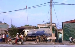Hai xe tải đâm vào nhà dân, người bán quán tử vong tại chỗ