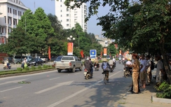 Sang đường ăn sáng, bé gái 7 tuổi bị ô tô tông nguy kịch