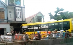 Xe giường nằm lao vào 3 nhà dân, 1 người bị thương