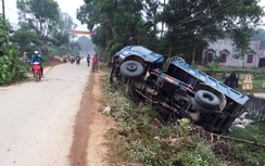 Né “hung thần”, xe chở xi măng nát vụn vì đâm vào gốc cây