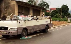 Tai nạn hi hữu: Xe khách bay nóc do móc vào xe ben?