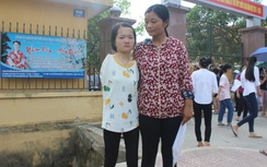 Thi THPT Quốc Gia: Cảm phục nữ sinh làm bài bằng đôi chân