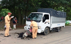 Xe máy đấu đầu xe tải, nam thanh niên tử vong