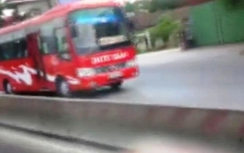 CSGT Thanh Hóa nói gì về clip xe khách đi ngược chiều?