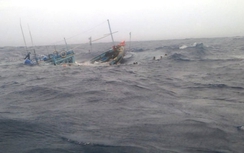 Chìm 2 tàu cá, cứu được 7 ngư dân gặp nạn trên biển