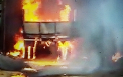Xe tải đang sửa bỗng dưng bốc cháy ngùn ngụt