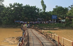 Va chạm trên cầu phao Vồm, 2 người đi xe máy chết đuối