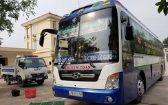 Bắt giữ xe khách chở 2.000 bao thuốc lá không nguồn gốc