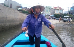 Những "bóng hồng" vất vả mưu sinh bên cửa biển