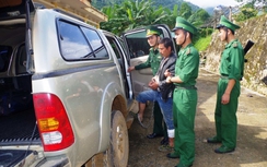 Bắt 2 đối tượng đi xe máy vận chuyển 69 bánh heroin