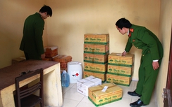 Bắt quả tang cơ sở sản xuất dấm gạo bằng axit pha với nước