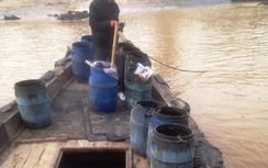 Bắt quả tang 1 cặp vợ chồng đổ trộm chất thải xuống biển