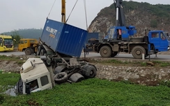 30 người trên xe khách thoát chết sau cú tông của xe container