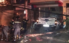 Giải cứu 2 người kẹt trong xe bán tải đâm cột điện
