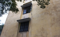 Bé gái 3 tuổi nguy kịch sau khi rơi từ tầng 3 xuống đất