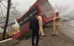 Xe buýt tông chết chủ ô tô khách đang gặp nạn