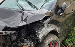 Nghi vấn ô tô cố tình tông xe máy khiến 2 người nguy kịch