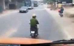 Tạm đình chỉ thiếu úy cảnh sát vừa chạy xe vừa nghe điện thoại