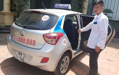 Tài xế taxi mở bung cửa chở người đi cấp cứu nói gì?