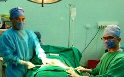 Giả mổ cấp cứu, đưa người quen vào viện nhi phẫu thuật thẩm mĩ