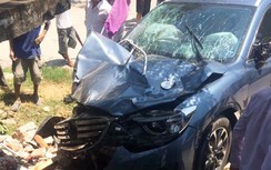 Ô tô con đâm 3 người thương vong