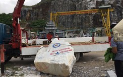 Tảng đá nặng hơn 2 tấn đè chết người lái xe cần cẩu