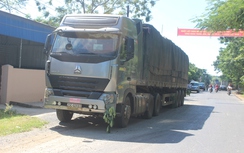 Bị kiểm tra quá tải, xe đầu kéo "nằm lì" giữa đường 5 ngày