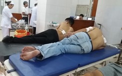 Nhóm người bịt mặt nã súng vào taxi, 3 người bị thương