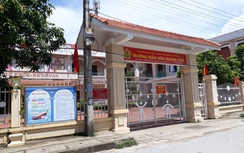 Phụ huynh yêu cầu hiệu trưởng nghỉ việc vì lạm thu