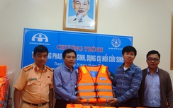 Tặng dụng cụ nổi cứu sinh cho vùng “rốn” lũ miền Trung