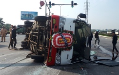 Xe Kia nát đầu, xe đi đưa tang lật ngang ở Thanh Hóa